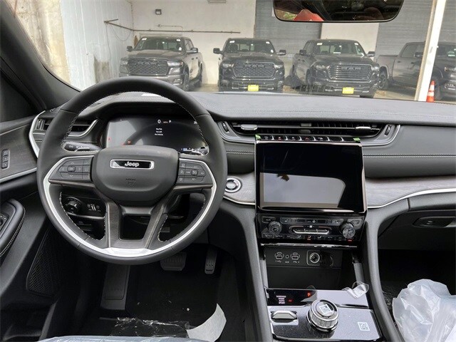 2025 Jeep Grand Cherokee Limited photo 4