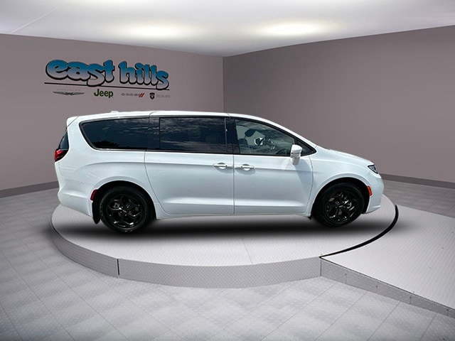 Certified 2022 Chrysler Pacifica Hybrid Limited with VIN 2C4RC1S79NR220832 for sale in Greenvale, NY