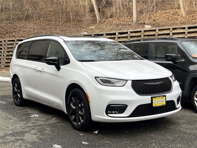 2026 Chrysler Pacifica Limited's photo