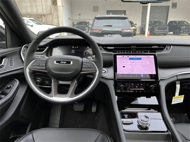 2025 Jeep Grand Cherokee Limited photo 2