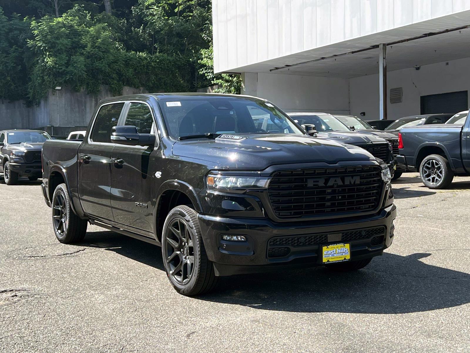 Diamond Black Crystal Pearlcoat 2026 RAM 1500 Pickup Truck Four-Wheel Drive 8-Speed Automatic