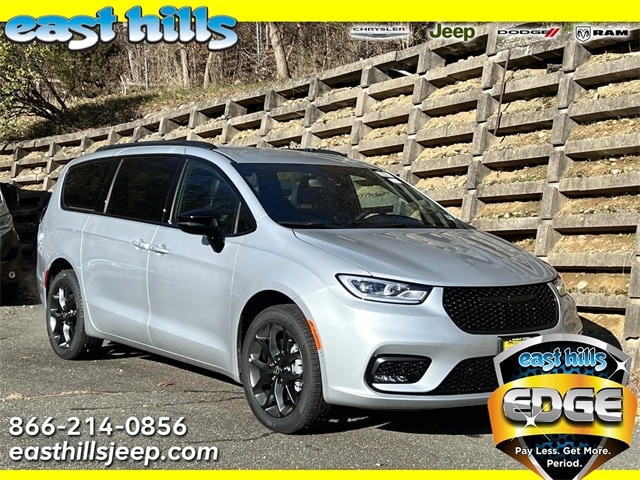 2026 Chrysler Pacifica Select's photo