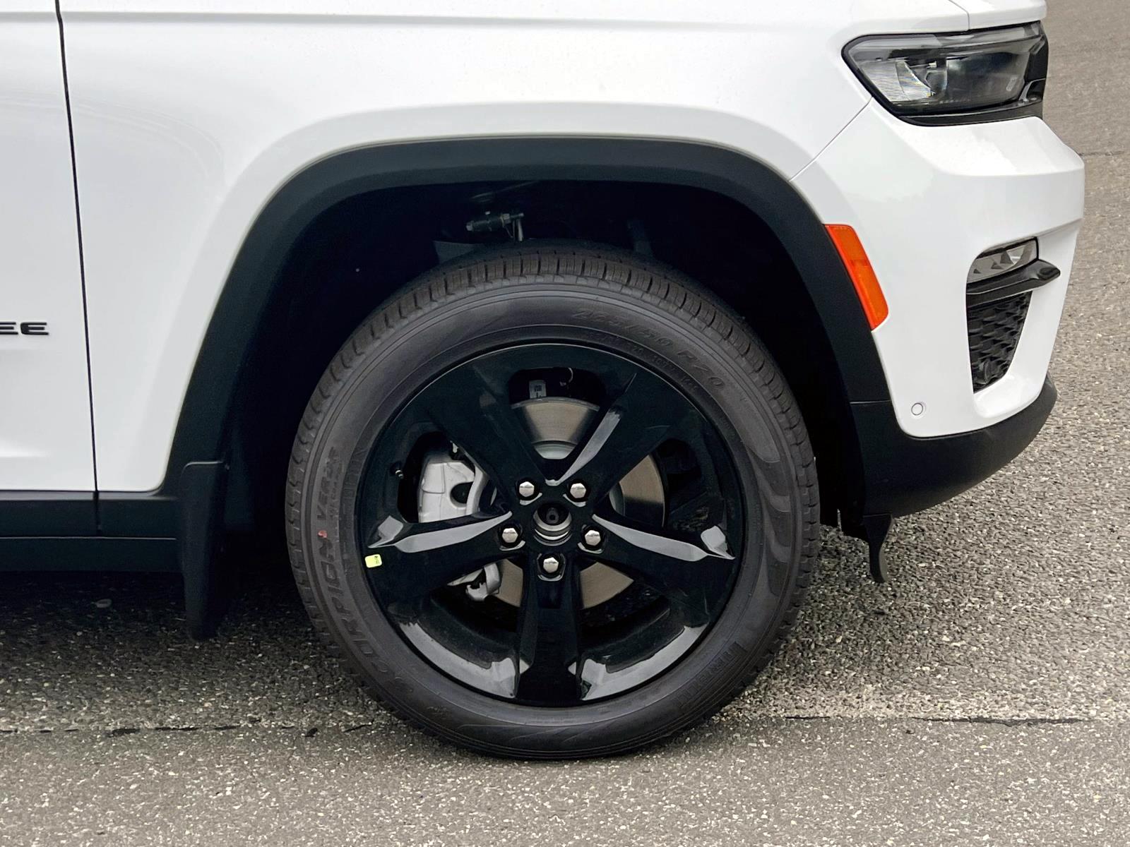 2025 Jeep Grand Cherokee Limited photo 3