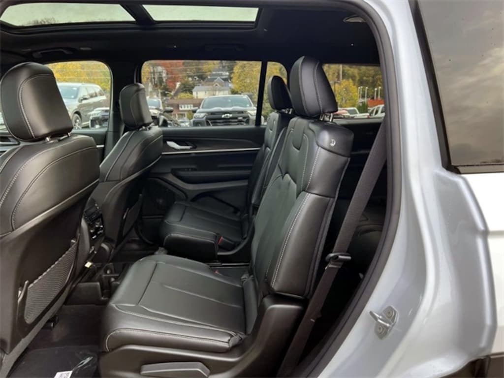 New 2025 Jeep Grand Cherokee L LIMITED 4X4 Sport Utility