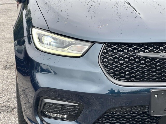 2022 Chrysler Pacifica Touring L photo 2