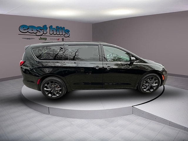 Used 2021 Chrysler Pacifica Limited with VIN 2C4RC3GG0MR530225 for sale in Greenvale, NY