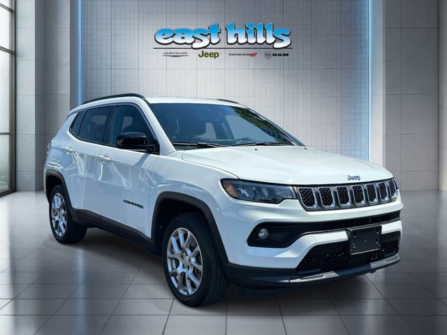 2023 Jeep Compass Latitude Lux 4X4's photo