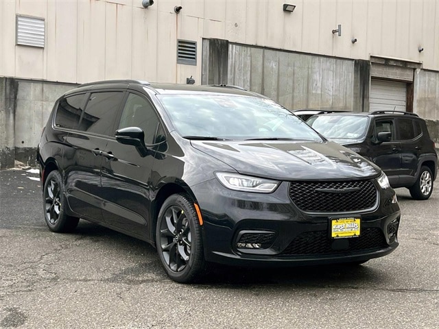 2026 Chrysler Pacifica Select's photo