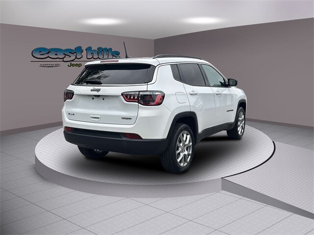 2022 Jeep Compass Latitude Lux photo 2
