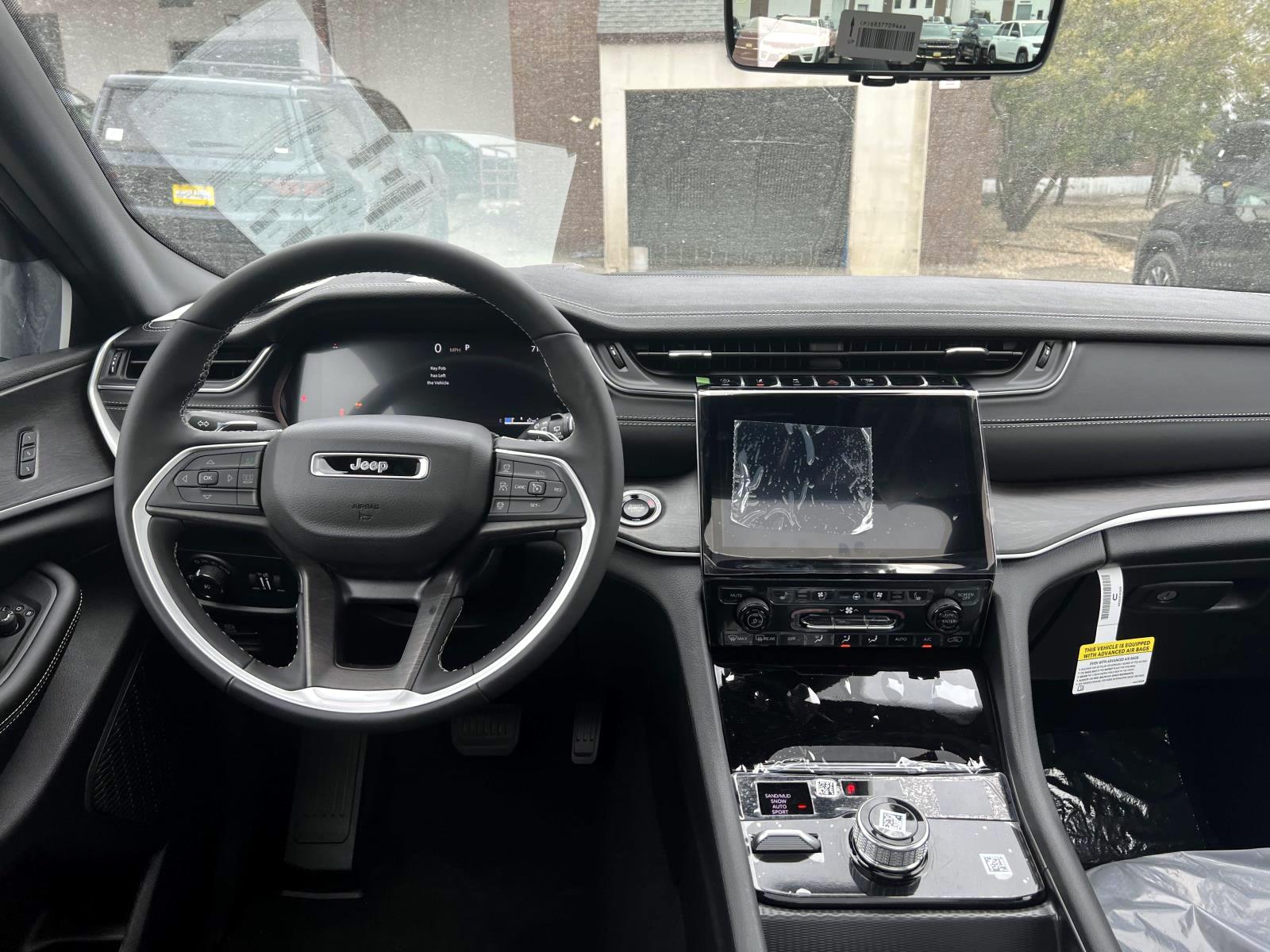 2025 Jeep Grand Cherokee Limited photo 4