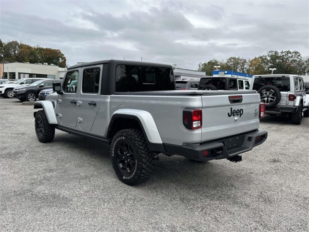 Used 2022 Jeep Gladiator Willys Truck Crew Cab