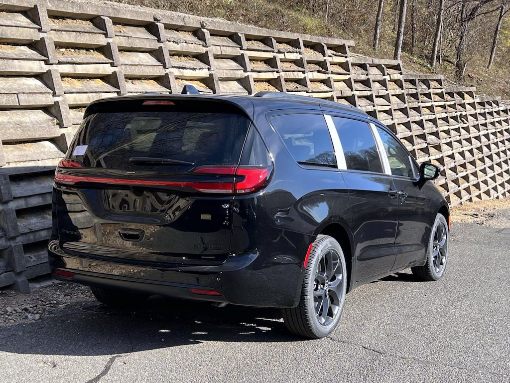 New 2026 Chrysler Pacifica LIMITED AWD Passenger Van