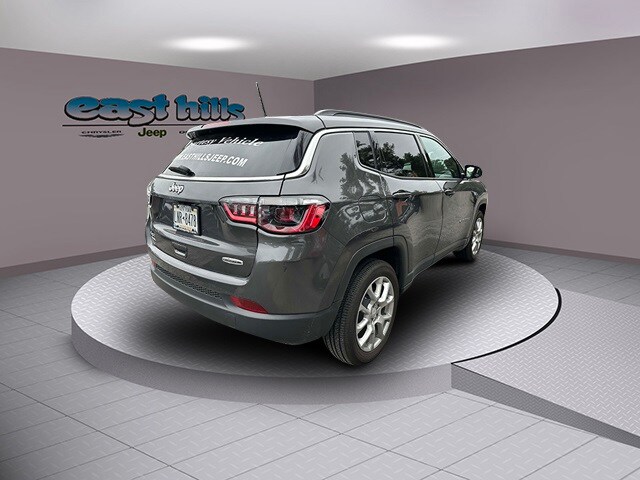 2024 Jeep Compass Latitude Lux photo 2