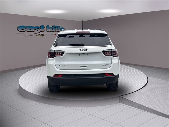 2022 Jeep Compass Latitude Lux photo 3