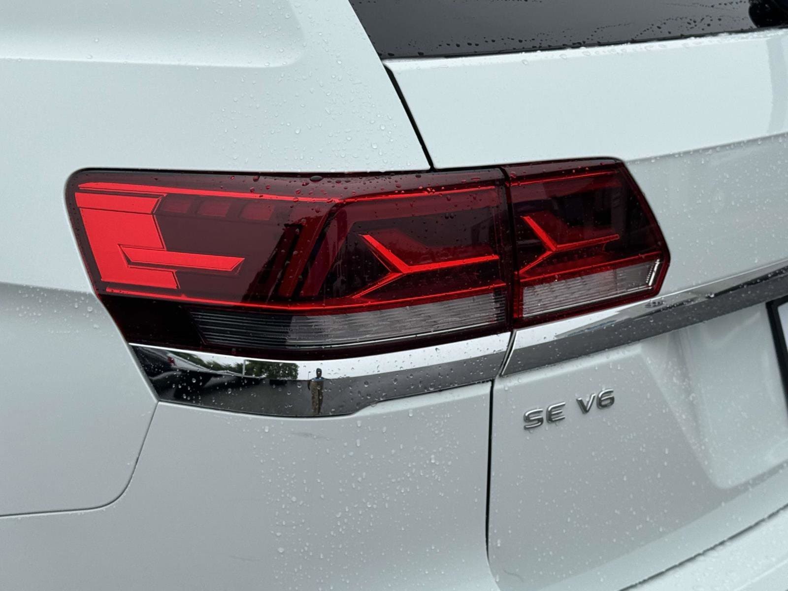 2022 Volkswagen Atlas SE w/Tech - Photo 7