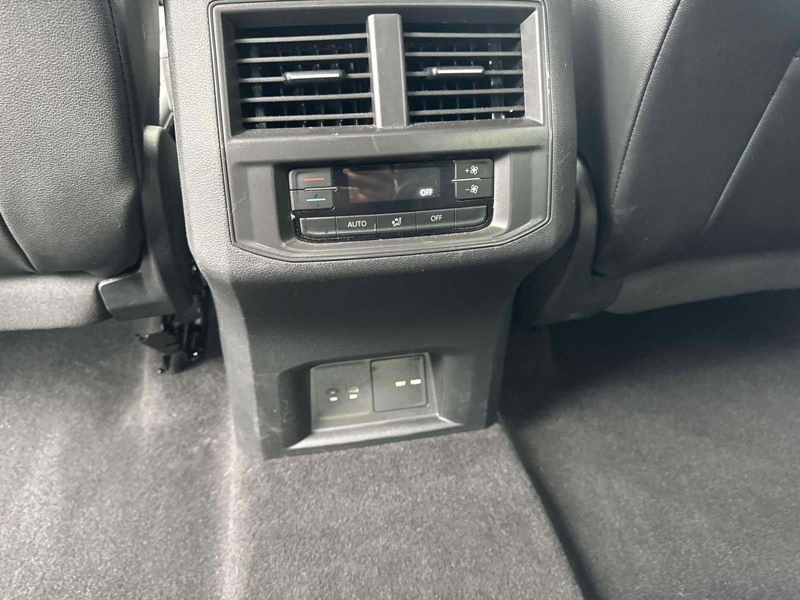 2022 Volkswagen Atlas SE w/Tech - Photo 18