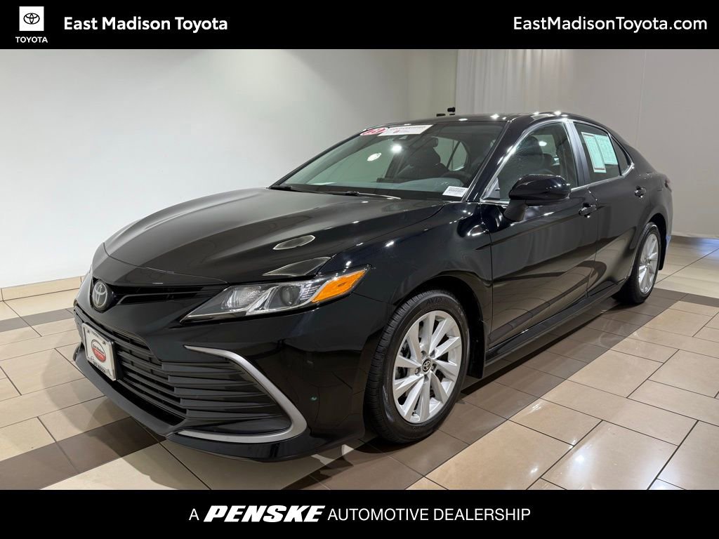 2023 Toyota Camry LE's photo