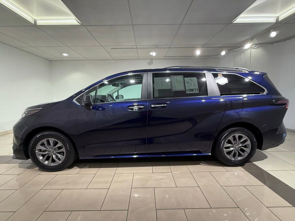 2024 Toyota Sienna XLE photo 2