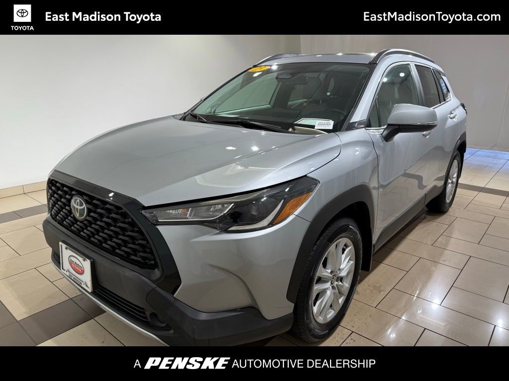 2023 Toyota Corolla Cross LE's photo