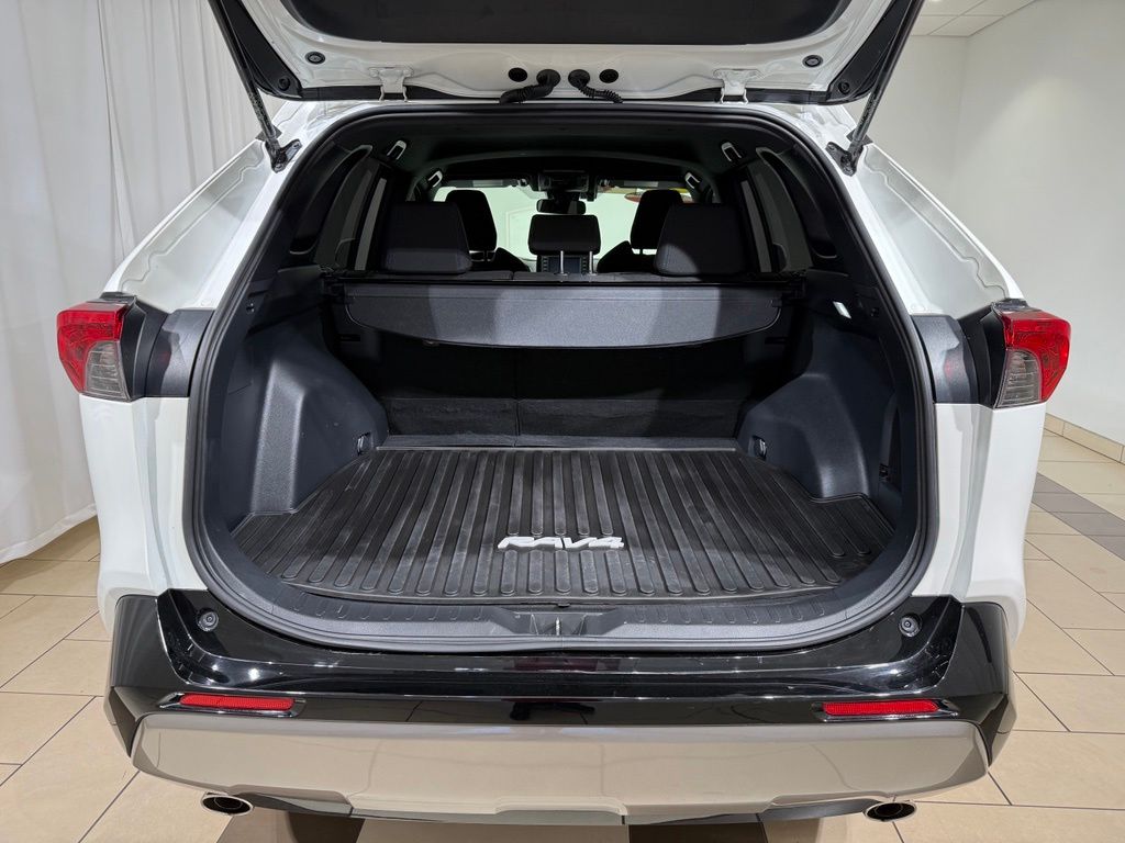 2022 Toyota RAV4 SE - Photo 12
