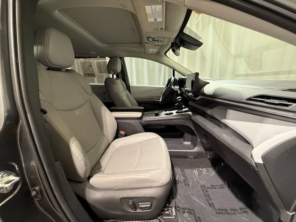 2025 Toyota Sienna XLE - Photo 24