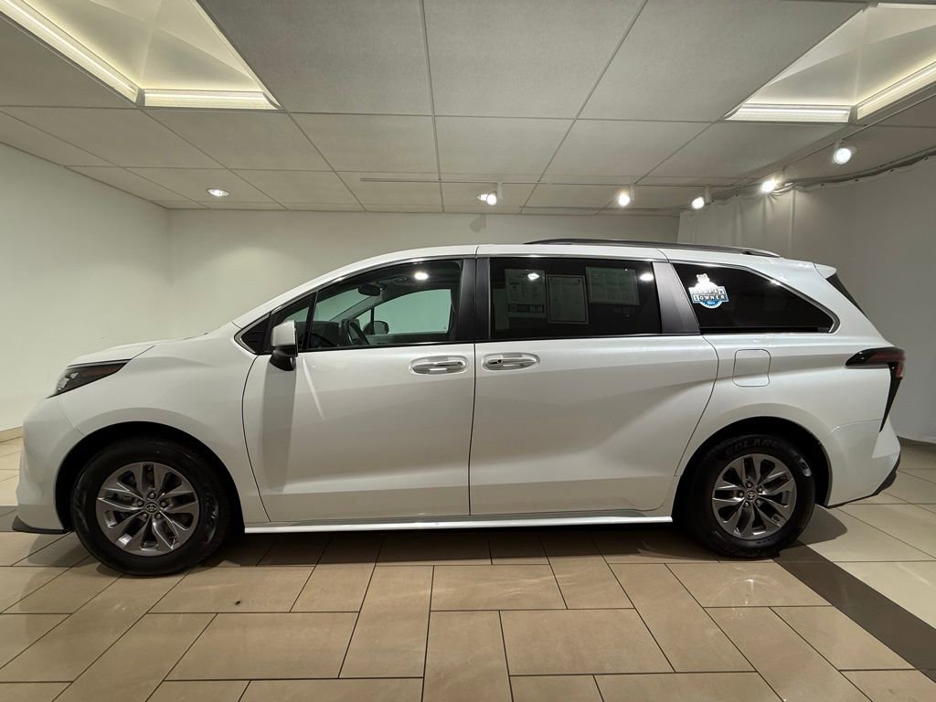 2024 Toyota Sienna XLE photo 2