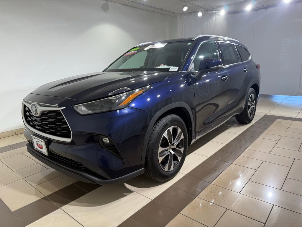 2022 Toyota Highlander XLE photo 2