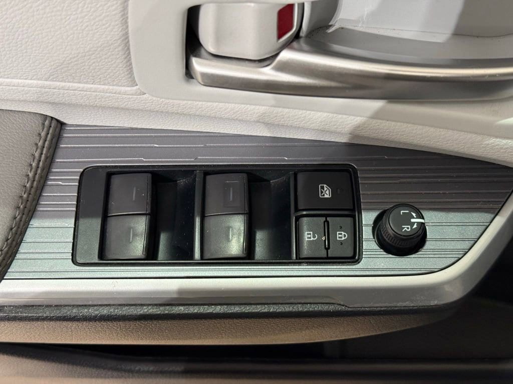 2025 Toyota Sienna XLE - Photo 16