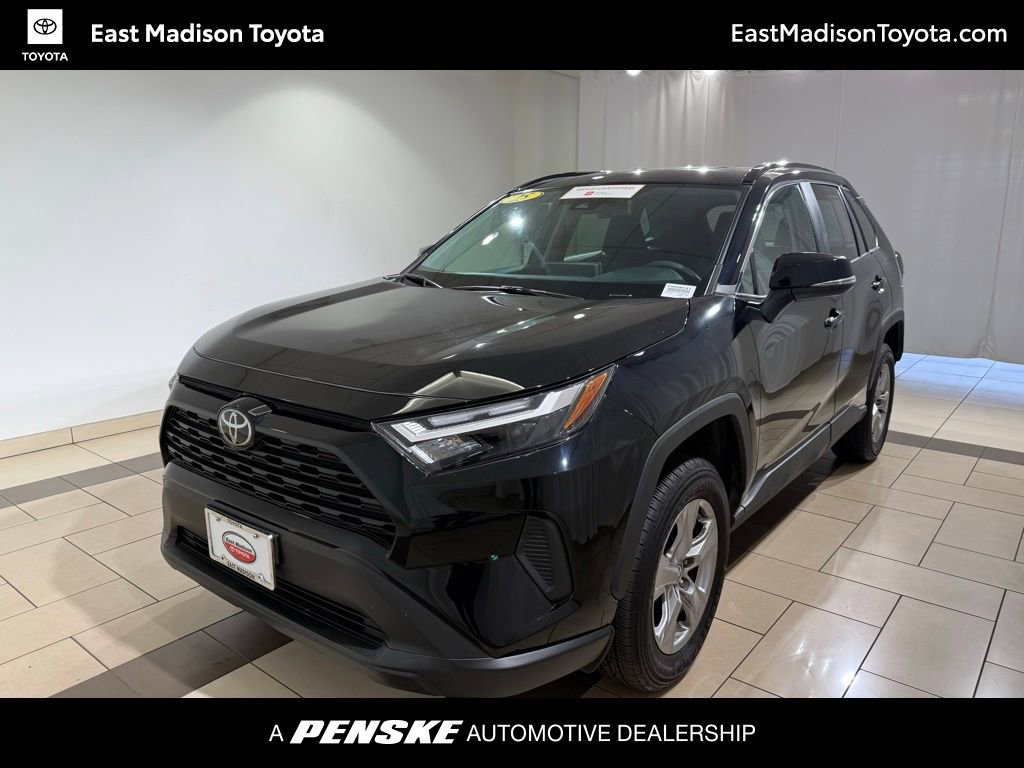 2025 Toyota RAV4 XLE's photo