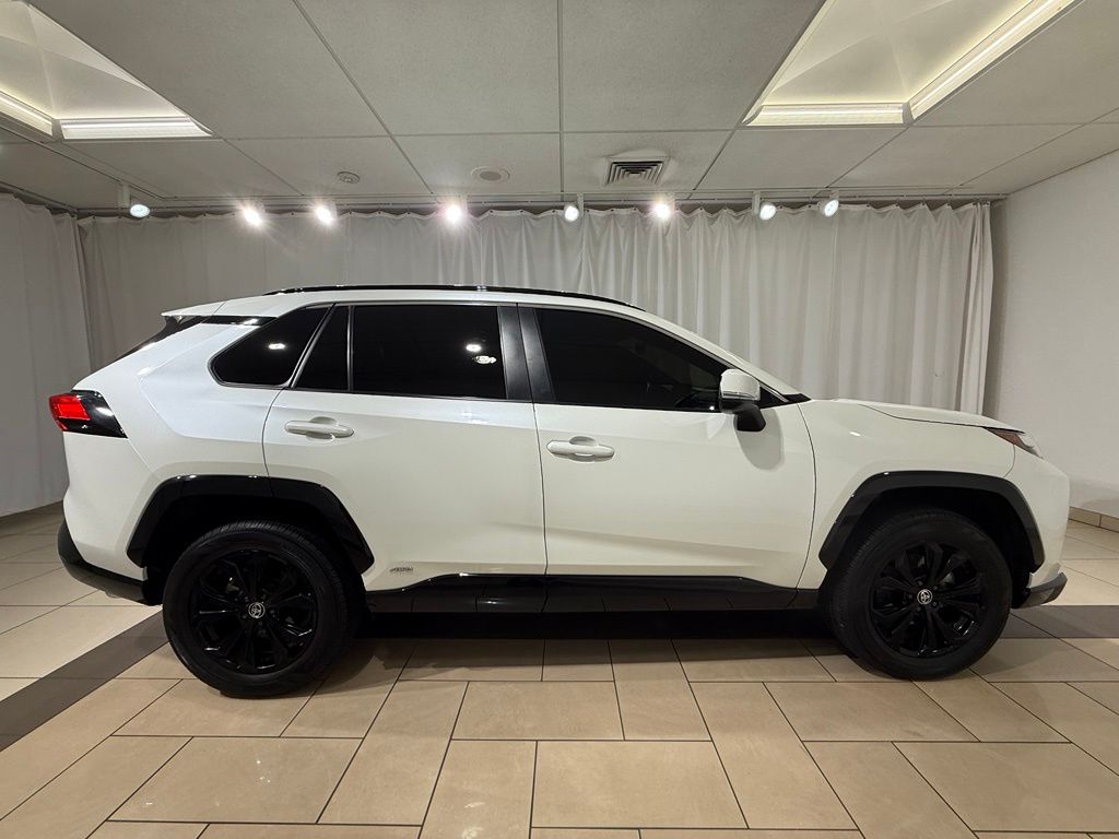 2022 Toyota RAV4 SE - Photo 6