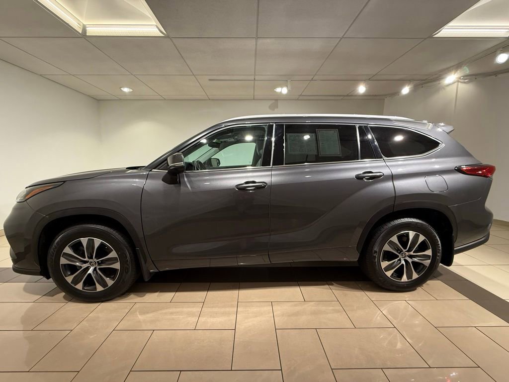 2022 Toyota Highlander XLE photo 2