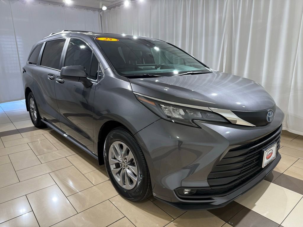 2025 Toyota Sienna XLE - Photo 7