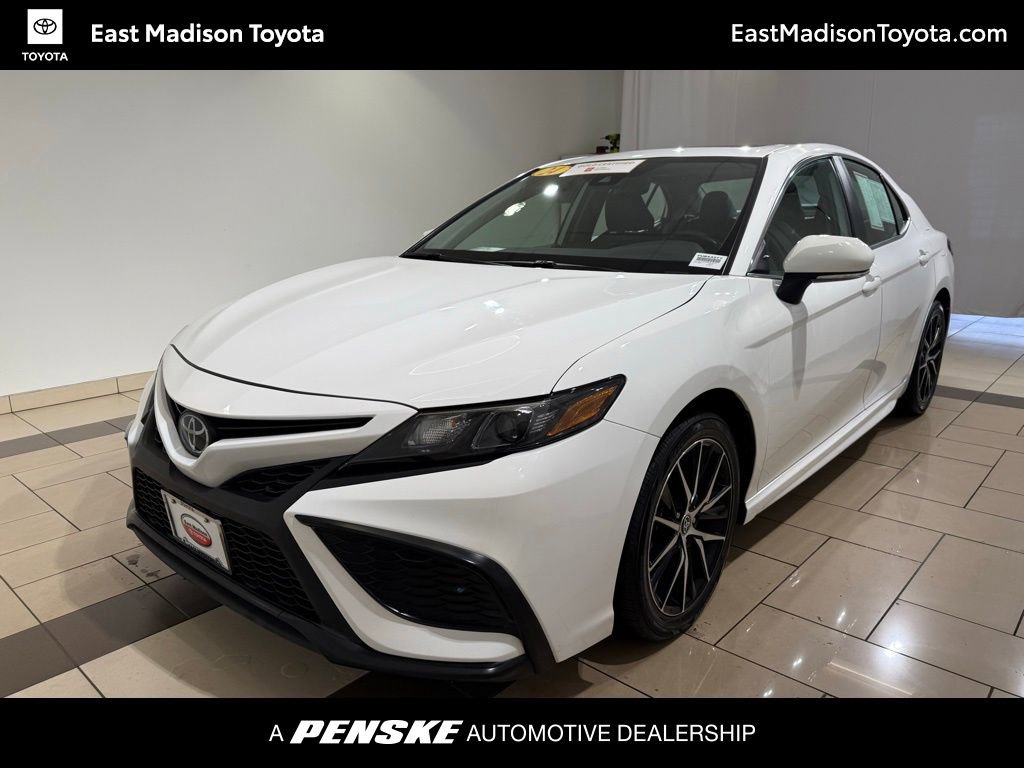 2024 Toyota Camry SE's photo