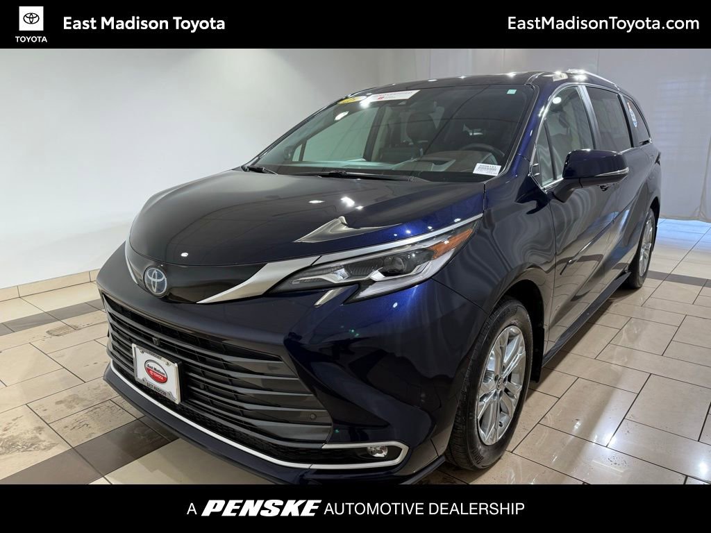 2023 Toyota Sienna Platinum's photo
