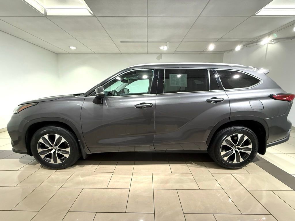 2022 Toyota Highlander XLE photo 2