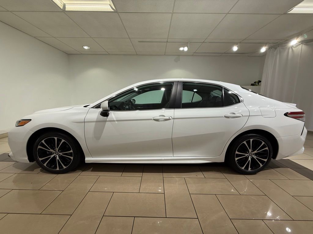 2020 Toyota Camry SE photo 2