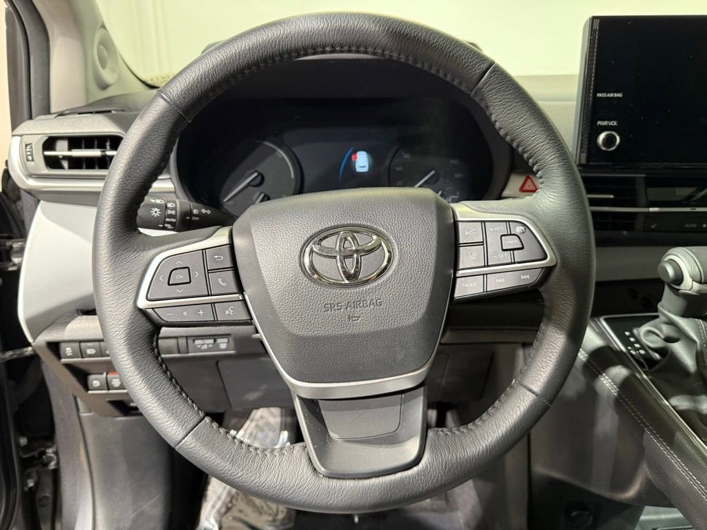 2025 Toyota Sienna XLE - Photo 25