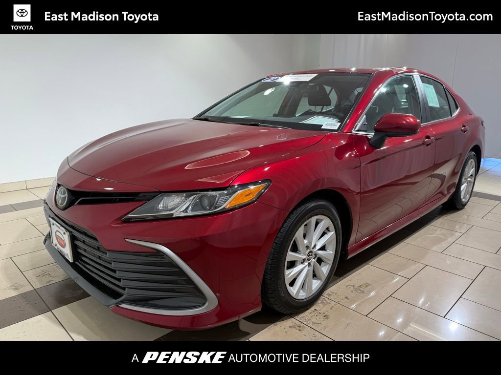 2022 Toyota Camry LE's photo