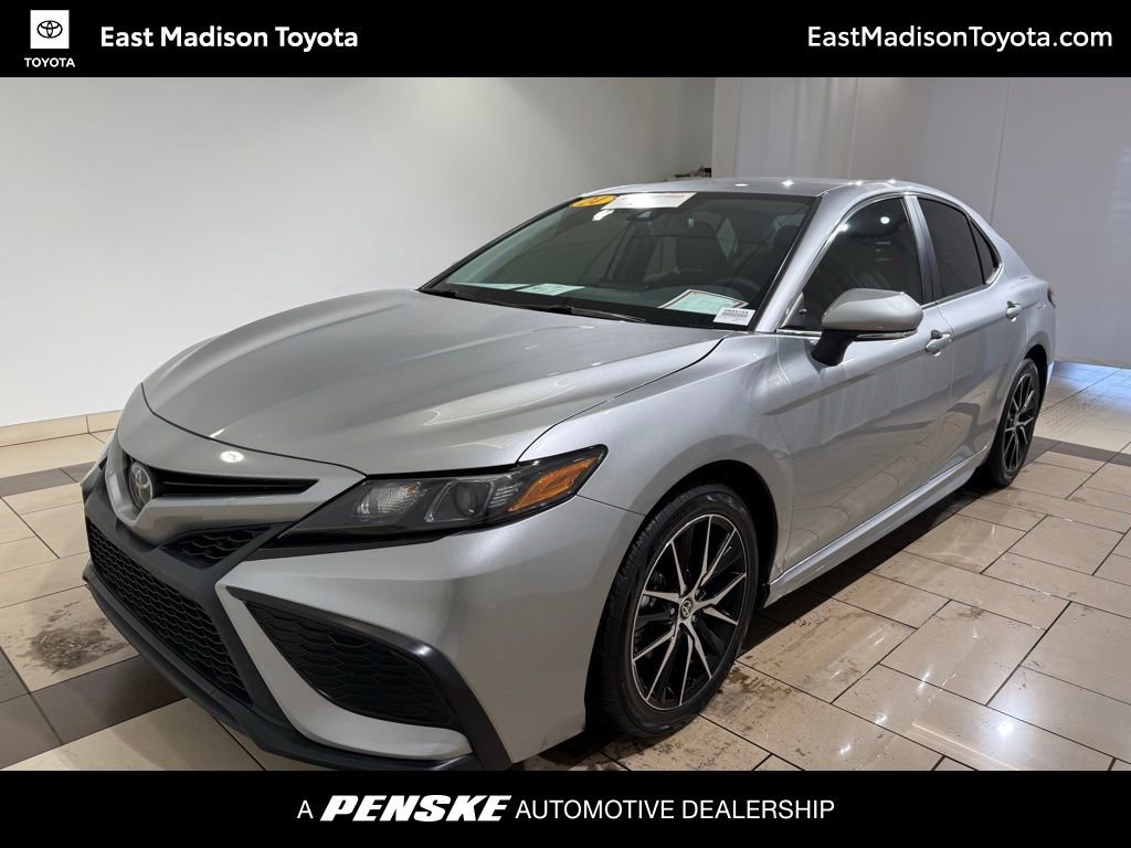 2024 Toyota Camry SE's photo