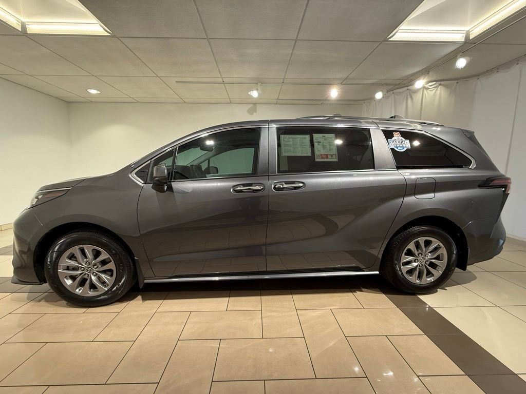 2025 Toyota Sienna XLE - Photo 2