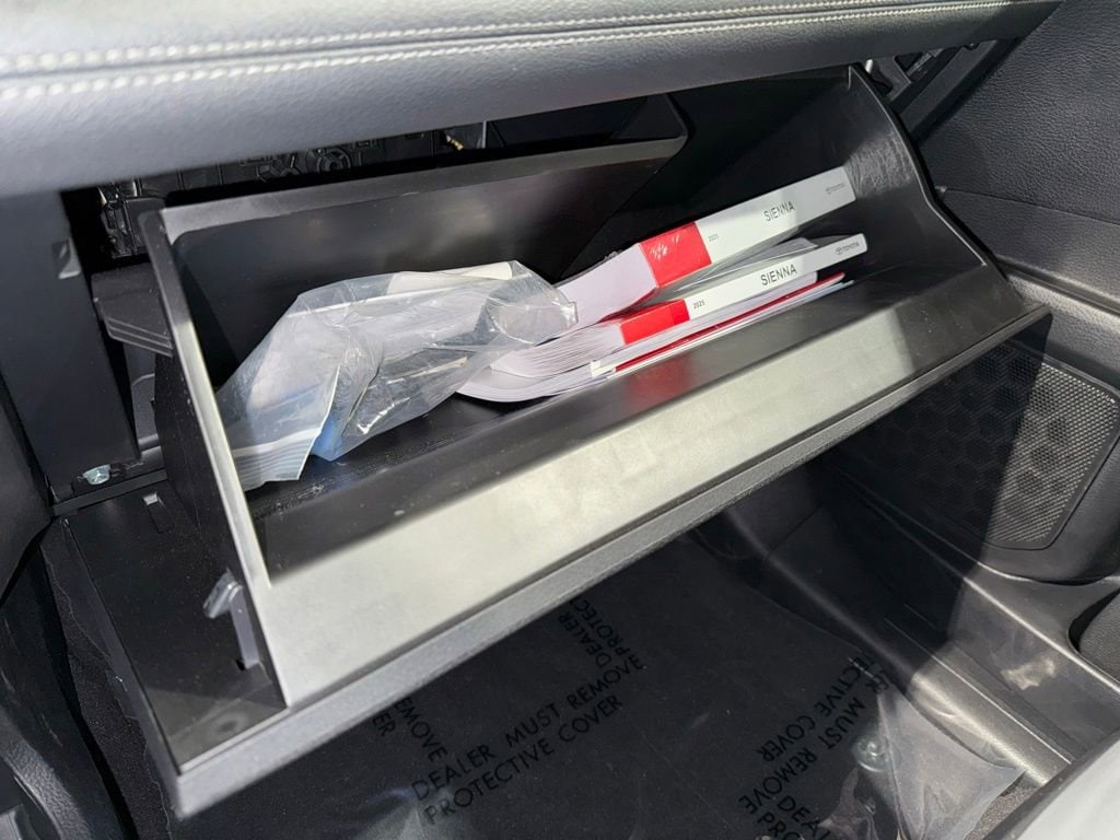 2025 Toyota Sienna XLE - Photo 32