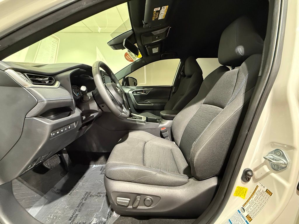 2022 Toyota RAV4 SE - Photo 13
