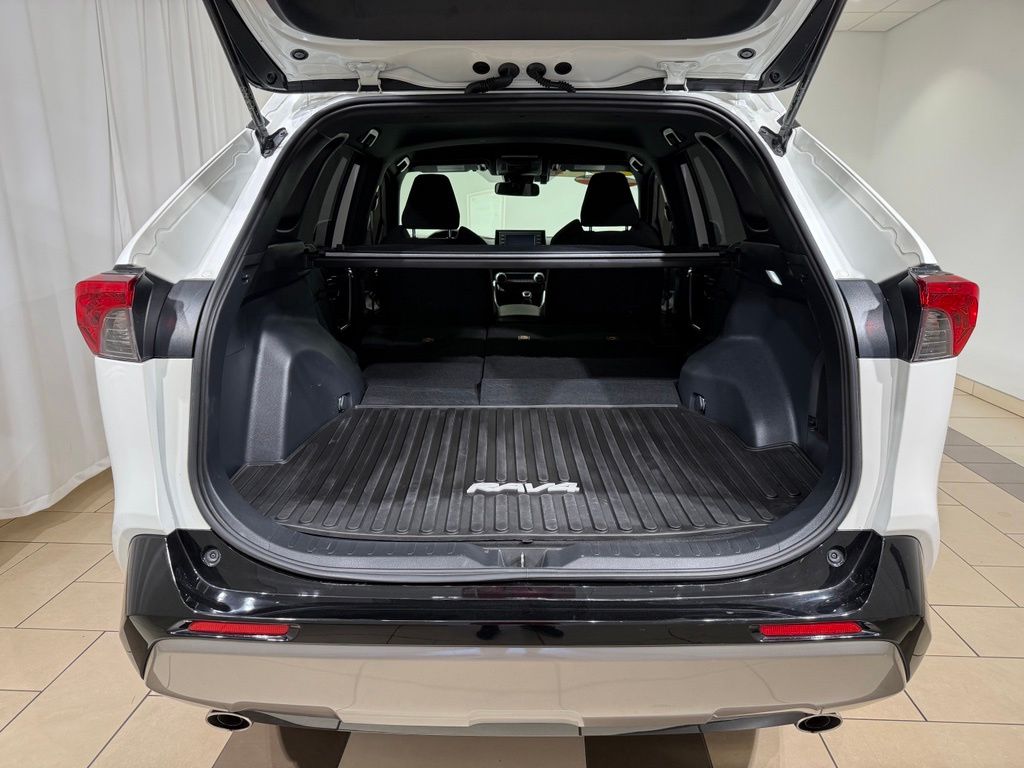 2022 Toyota RAV4 SE - Photo 11