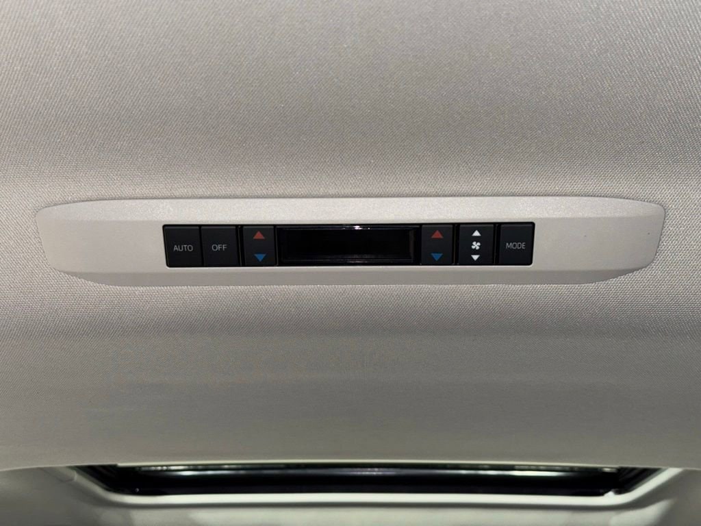 2025 Toyota Sienna XLE - Photo 22