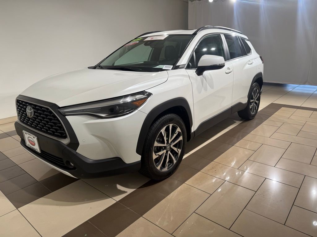 2022 Toyota Corolla Cross XLE photo 2