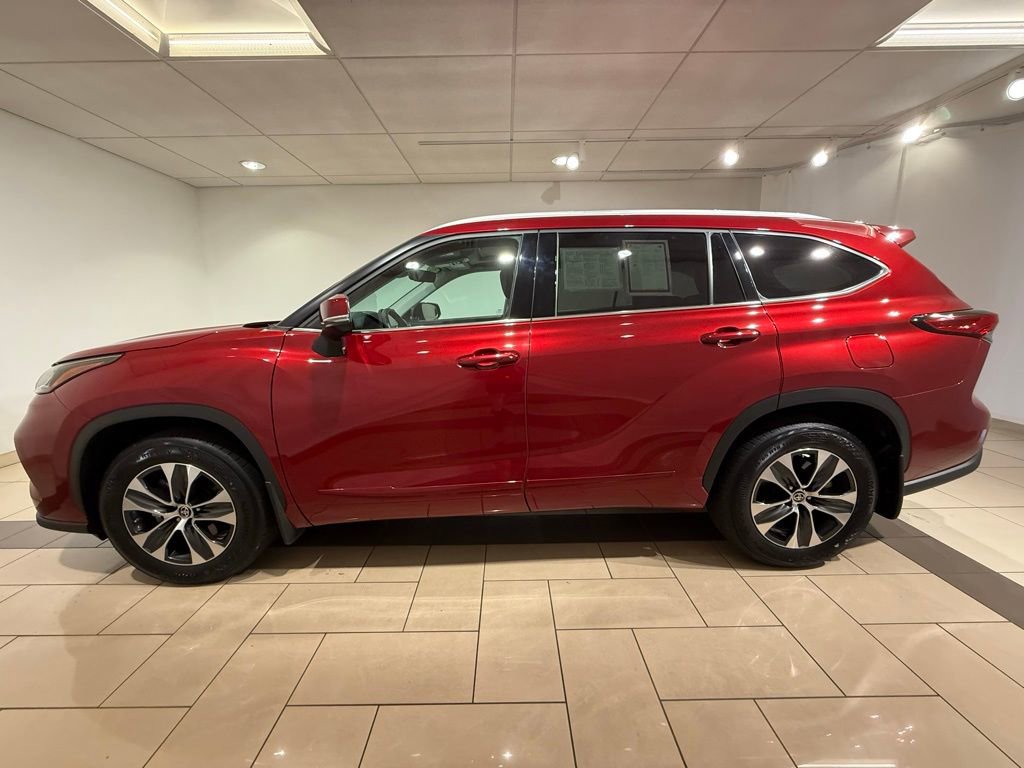 2022 Toyota Highlander XLE photo 2