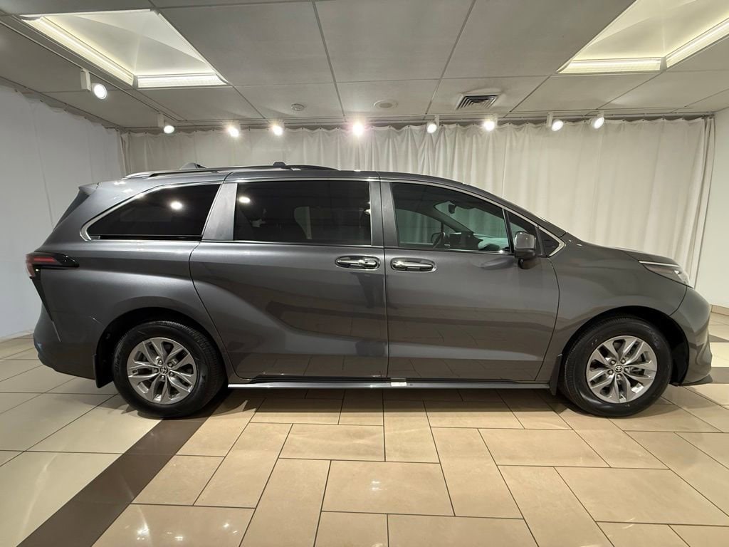 2025 Toyota Sienna XLE - Photo 6