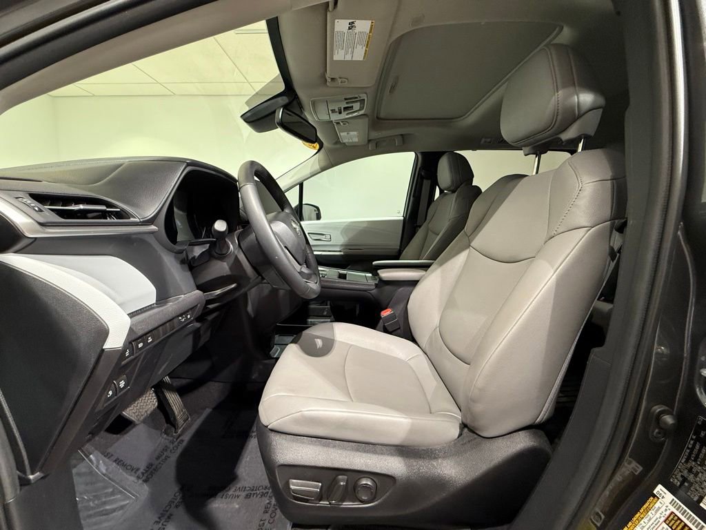 2025 Toyota Sienna XLE - Photo 13