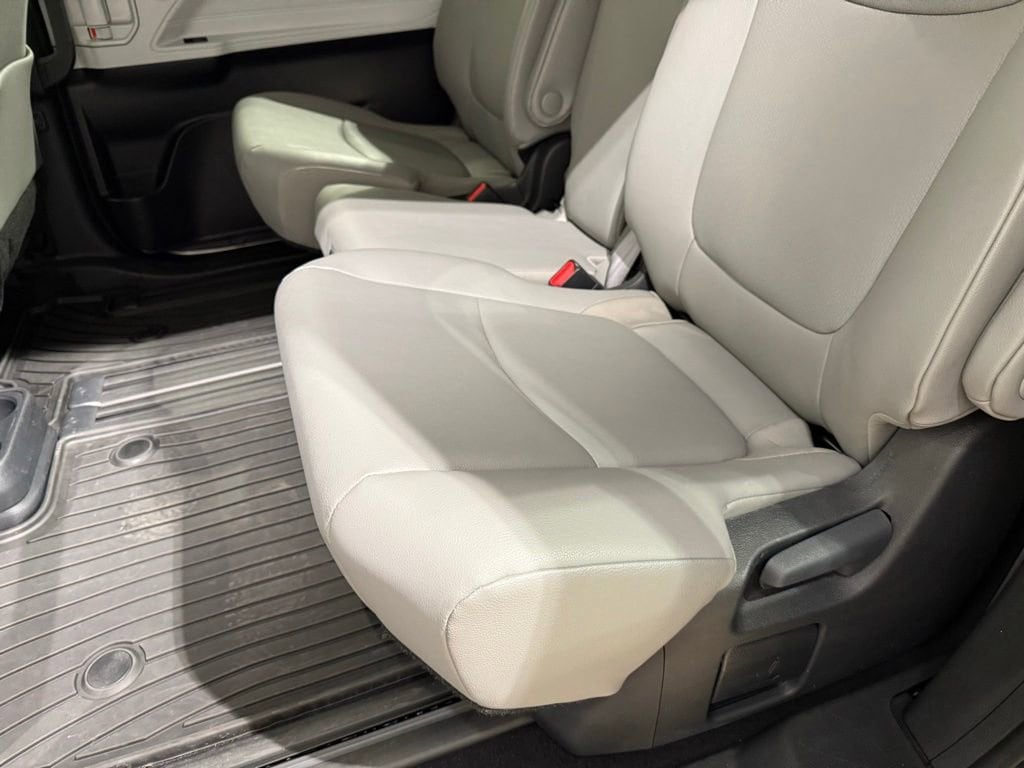 2025 Toyota Sienna XLE - Photo 21