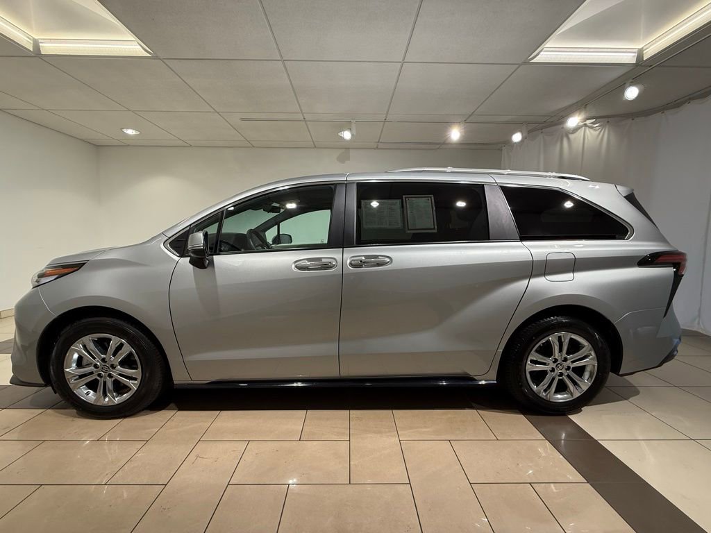 2023 Toyota Sienna Platinum photo 2